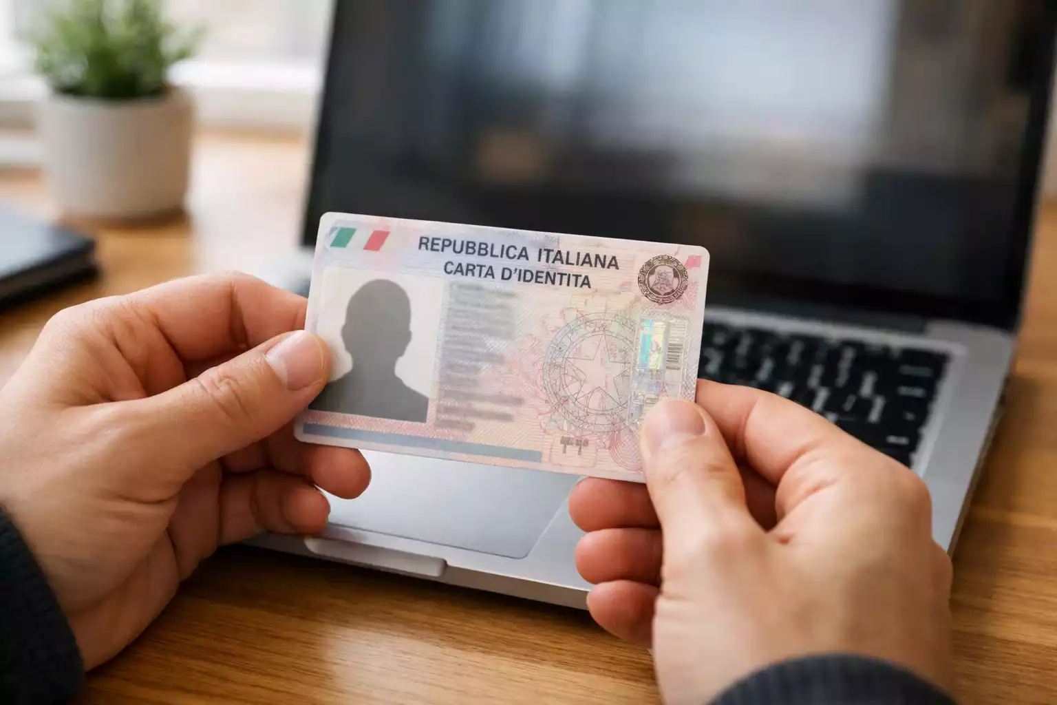 Persona che compila documenti di identità per la registrazione online