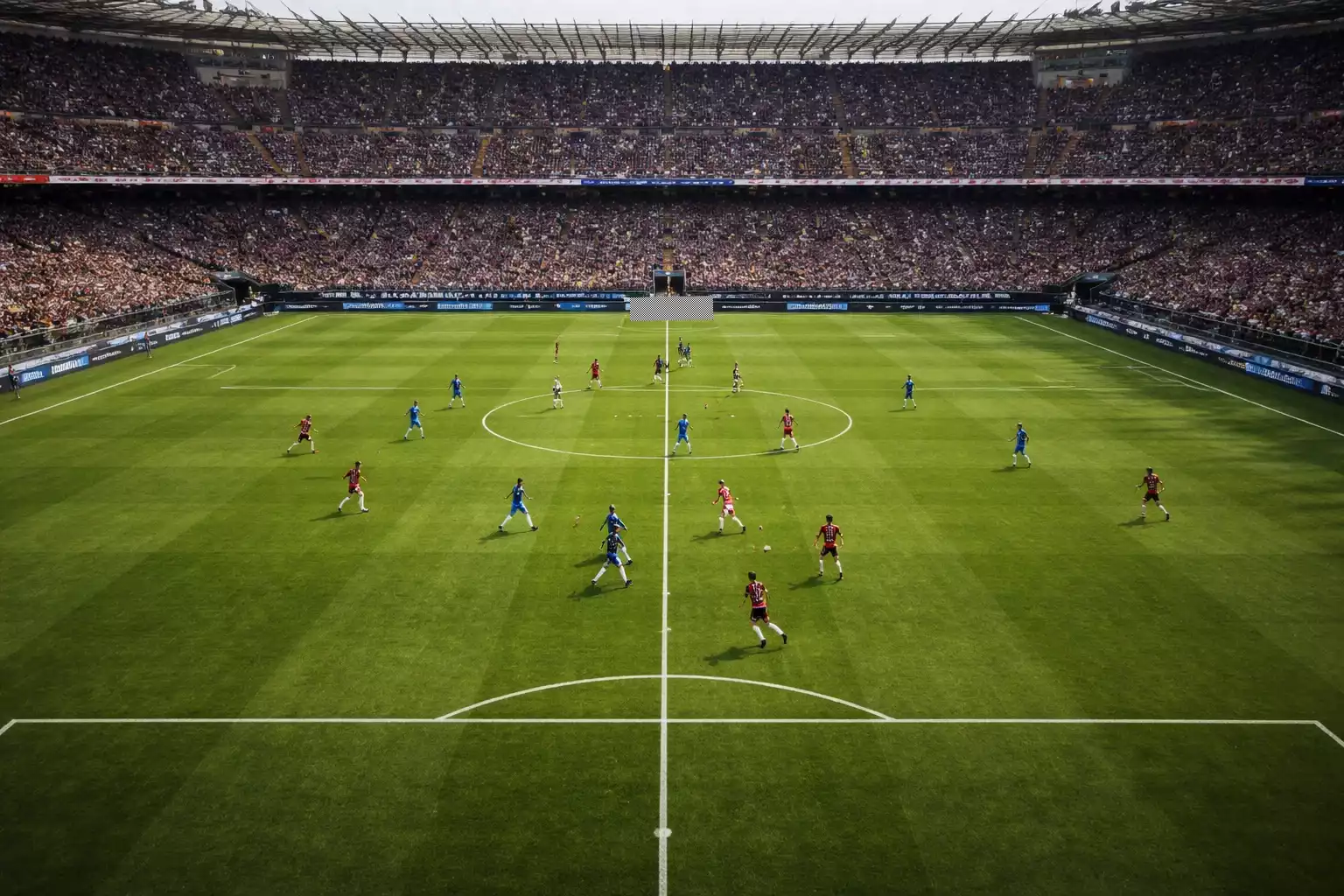 Campo da calcio verde con giocatori in azione durante una partita di Serie A